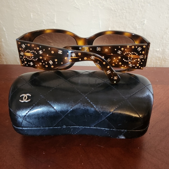 🔥FINAL PRICE🔥 CHANEL CC Rhinestone Tortoise Sunglasses - Picture 4 of 10